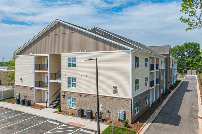 Westbrook Apartments in Burlington, NC - Building Photo - Building Photo