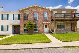 1940 Leslie Dr in Kerrville, TX - Building Photo - Building Photo
