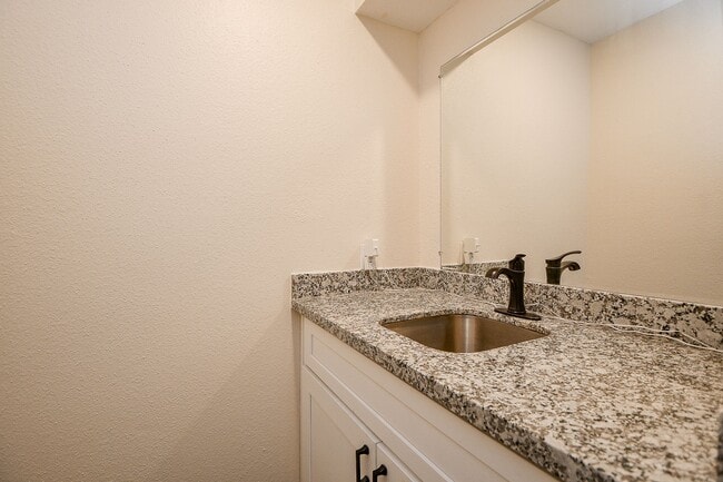 1915 Augusta Dr in Houston, TX - Building Photo - Building Photo