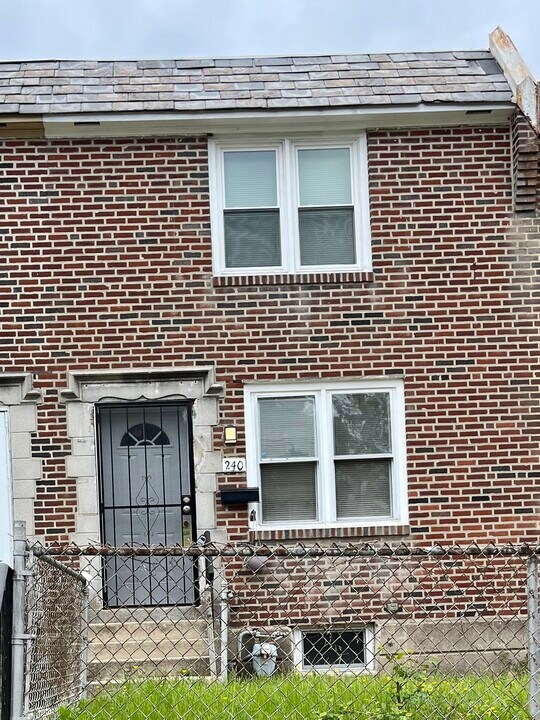 240 W 21st St in Chester, PA - Building Photo