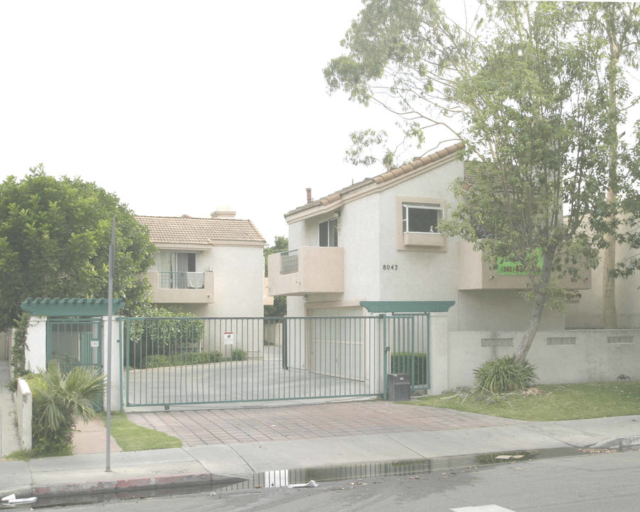 8043 Rosecrans Ave in Paramount, CA - Foto de edificio