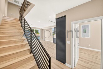 227 N Burlington Ave in Los Angeles, CA - Foto de edificio - Building Photo