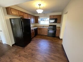 135-145-145 Lafayette Rd in Medina, OH - Building Photo