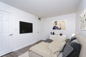 The Sandpiper Apartments in Sacramento, CA - Building Photo - Building Photo