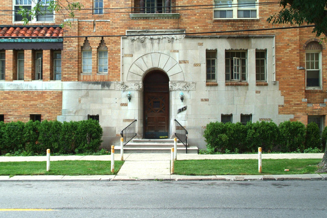 Windmill Pointe Manor in Detroit, MI - Building Photo - Building Photo