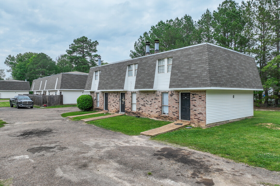 Pearl Manor in Pearl, MS - Building Photo