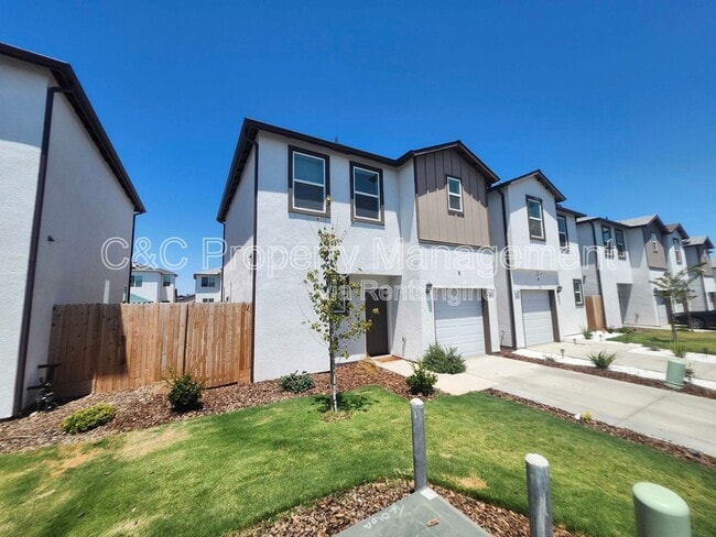 1066 Buena Vis Ln in Hanford, CA - Building Photo - Building Photo