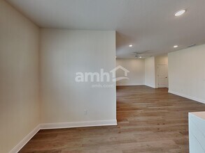 2526 Feather Crst Dr in St. Cloud, FL - Foto de edificio - Building Photo