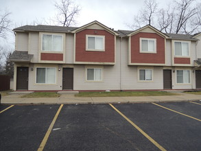 Sharon Estates Apartments in Roseville, MI - Building Photo - Building Photo