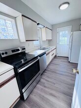 1220 Colonial Ln in Bethel Park, PA - Foto de edificio - Building Photo