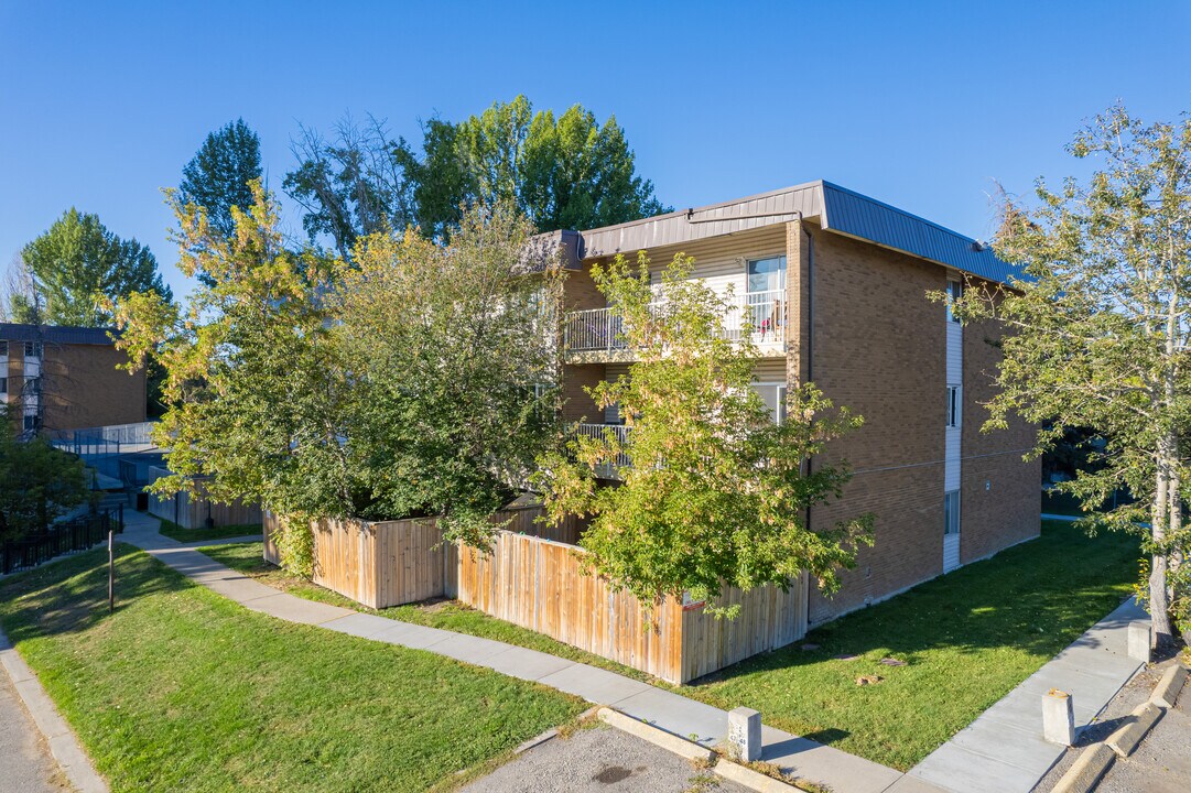 4505 Crowchild Trl NW in Calgary, AB - Building Photo