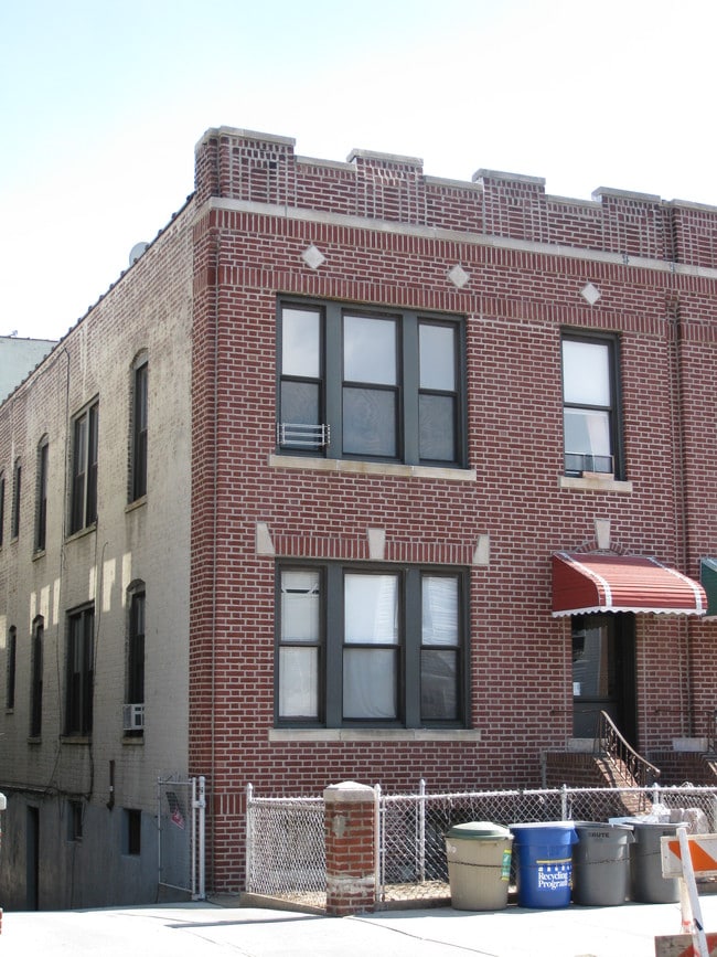 32-41 45th St in Long Island City, NY - Foto de edificio - Building Photo