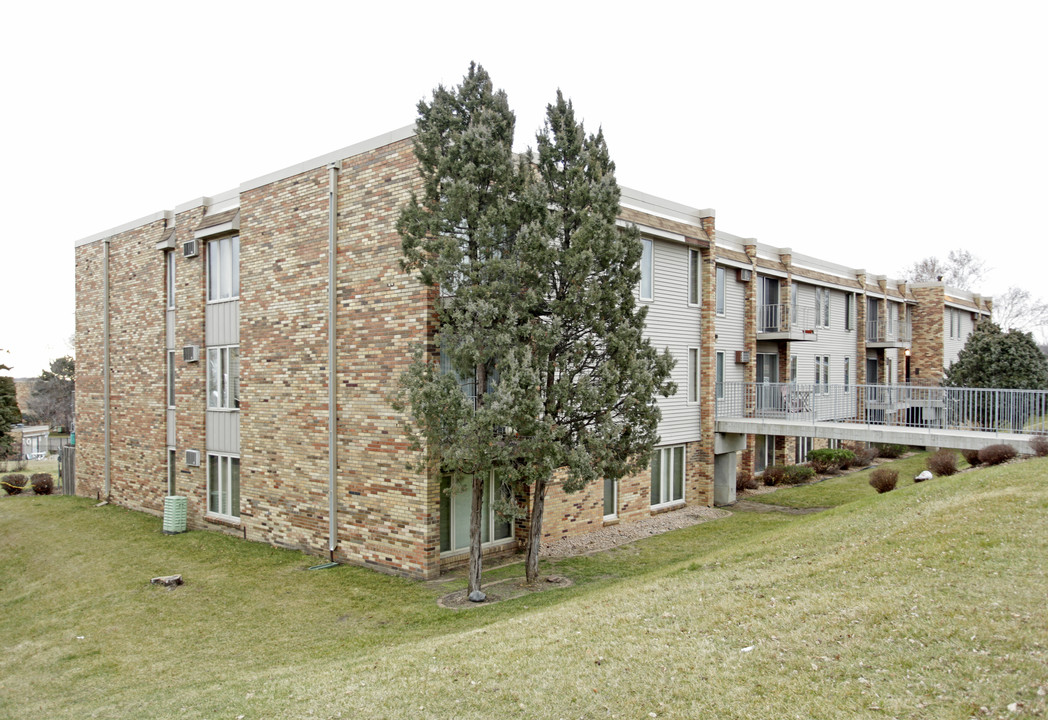 Bridgewood Apartments in Inver Grove Heights, MN - Building Photo