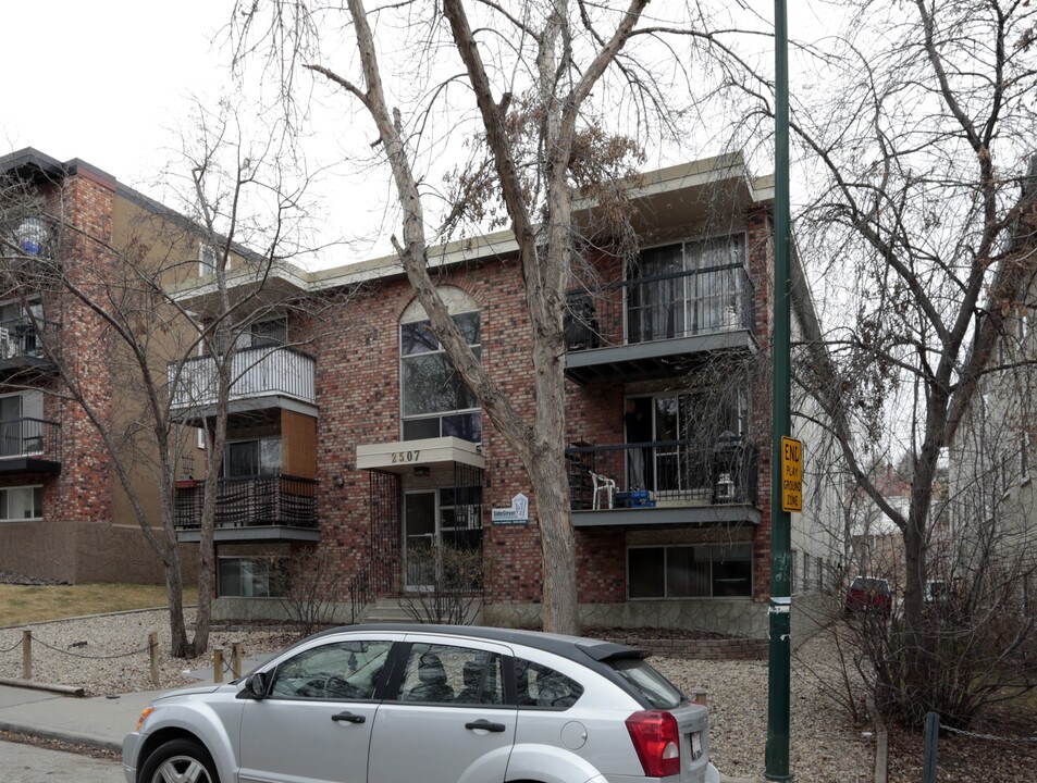 2507 17th St SW in Calgary, AB - Building Photo