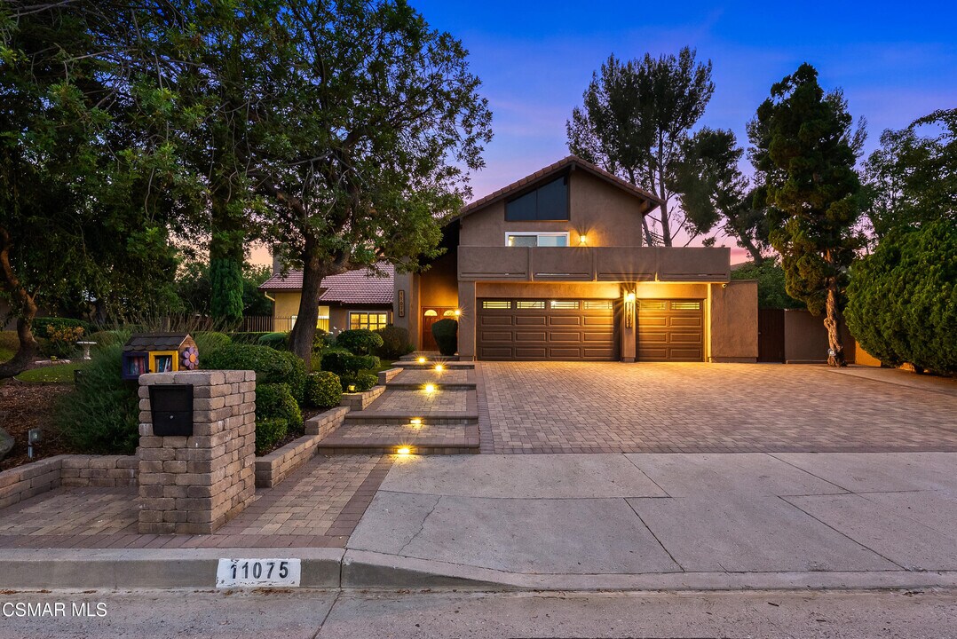 11075 Oso Ave in Los Angeles, CA - Building Photo
