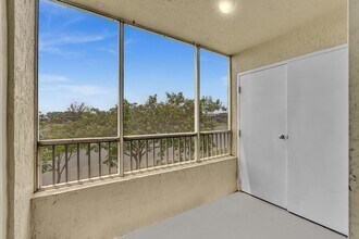2850 N Oakland Forest Dr in Fort Lauderdale, FL - Building Photo - Building Photo