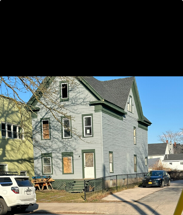 87 Locust St in Lockport, NY - Building Photo