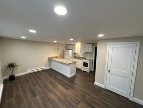 61 River Rd, Unit #3 in Stratham, NH - Foto de edificio - Building Photo