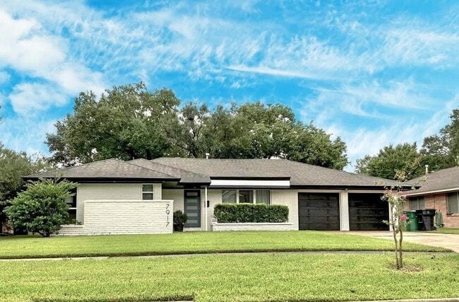 property at 7917 Ridgeview Dr