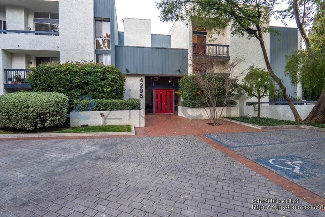 4295 Vía Arbolada in Los Angeles, CA - Foto de edificio - Building Photo