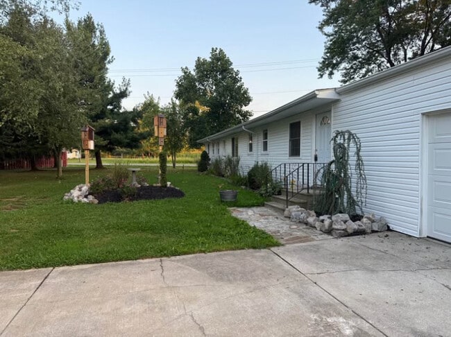 403 Palomino Ct in Lagrange, OH - Foto de edificio - Building Photo