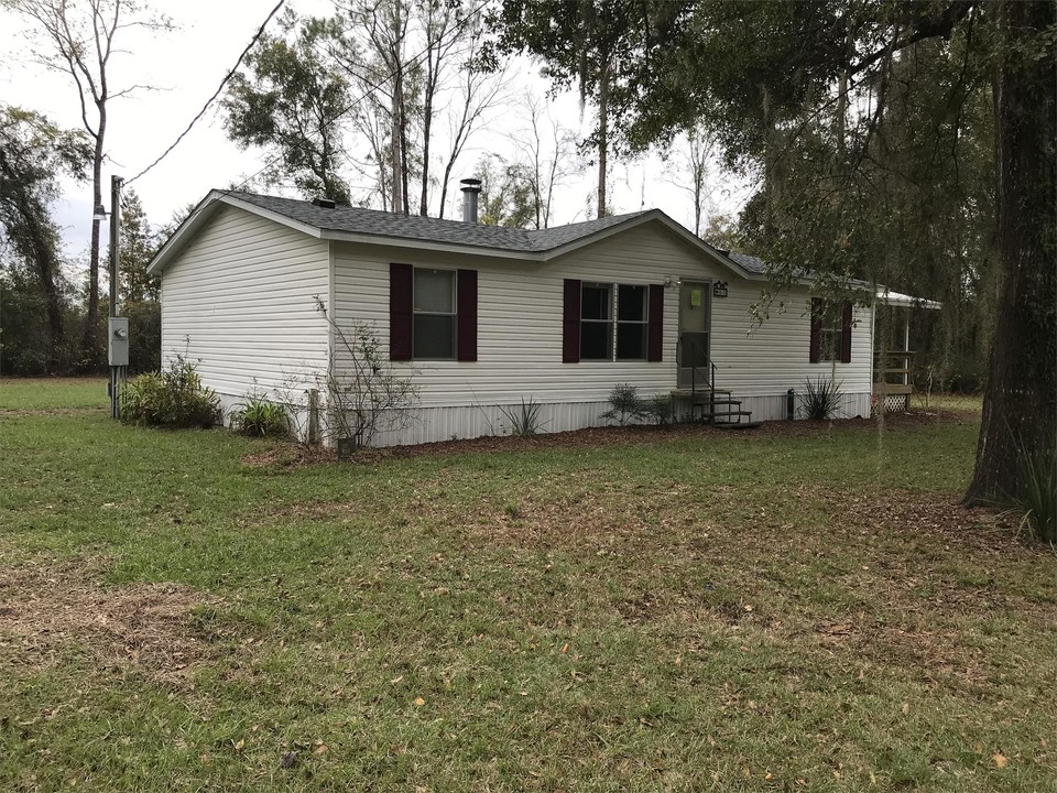 61 Maido St in Crawfordville, FL - Foto de edificio