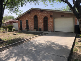 2000 S 32nd St in McAllen, TX - Building Photo