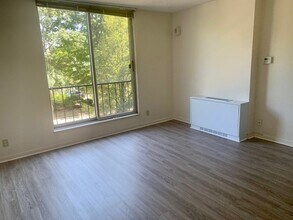 99 Pond Ave, Unit 213 in Brookline, MA - Foto de edificio - Building Photo