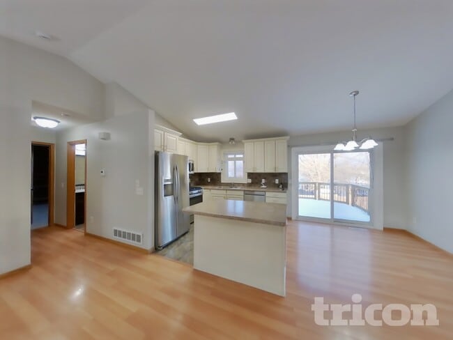 3967 156th St W in Rosemount, MN - Foto de edificio - Building Photo