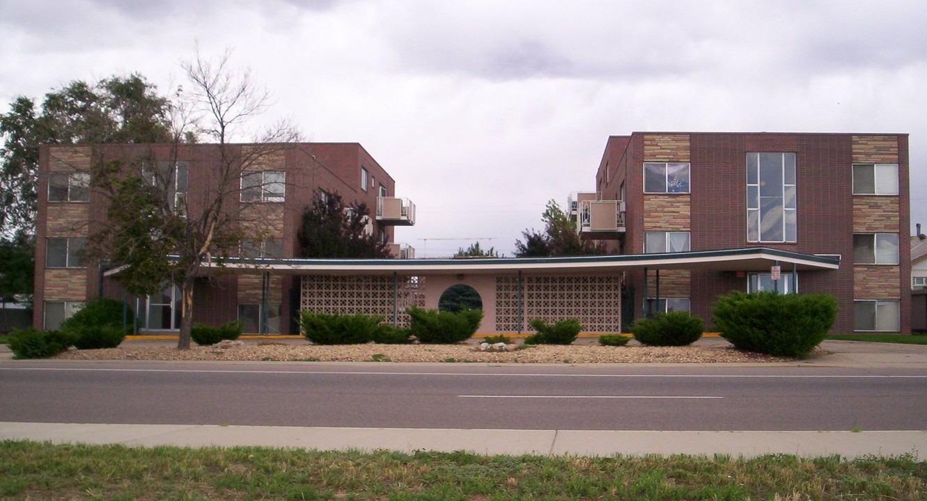 Bonneville Apartments in Aurora, CO - Building Photo