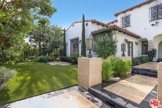 10749 Weyburn Ave in Los Angeles, CA - Building Photo - Building Photo