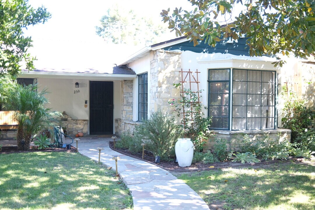 250 N Catalina St in Burbank, CA - Foto de edificio