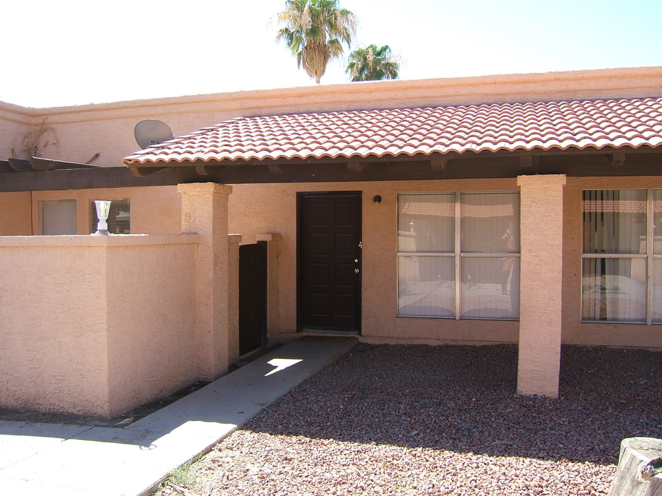 695 N Arrowhead Dr in Chandler, AZ - Building Photo