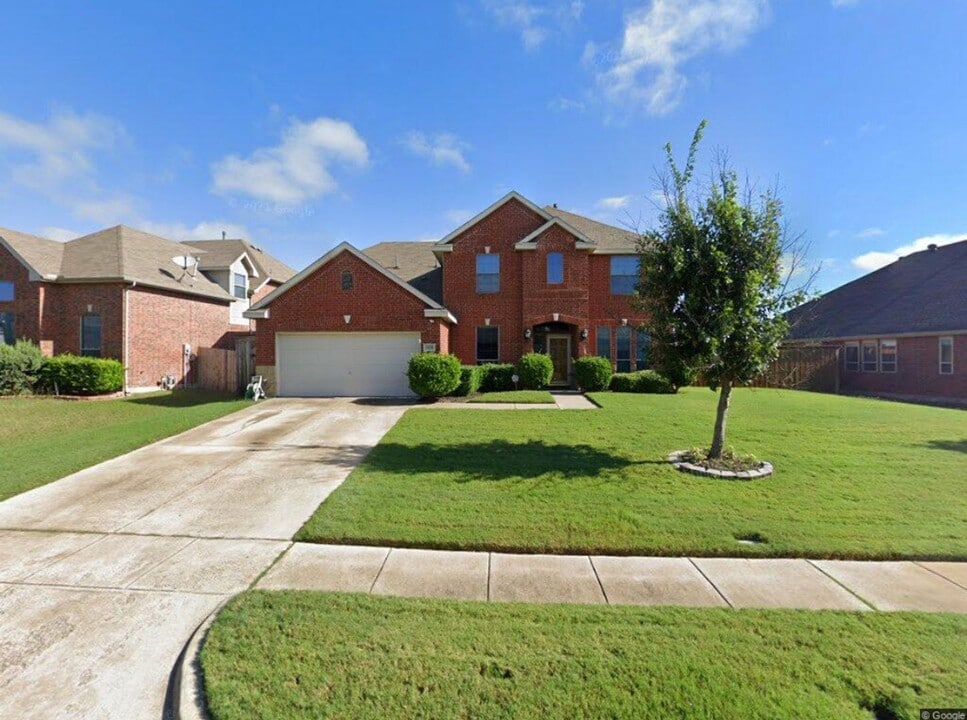 1030 Greenbriar Tr in Cedar Hill, TX - Foto de edificio