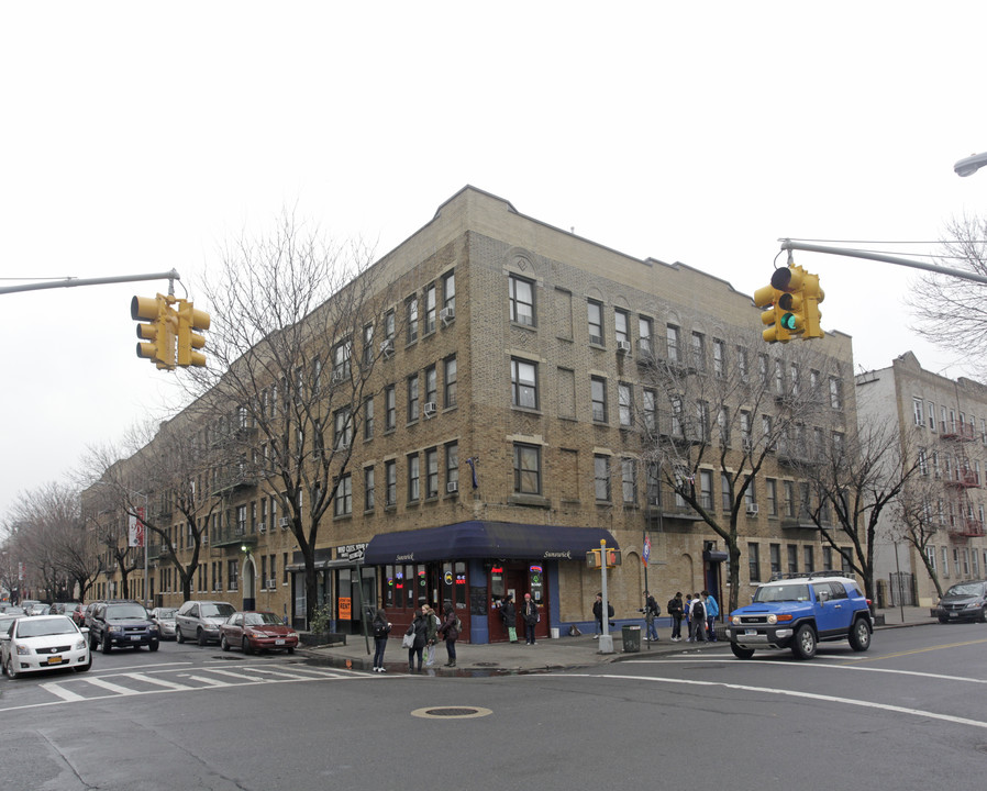 35-10 35th St in Astoria, NY - Building Photo