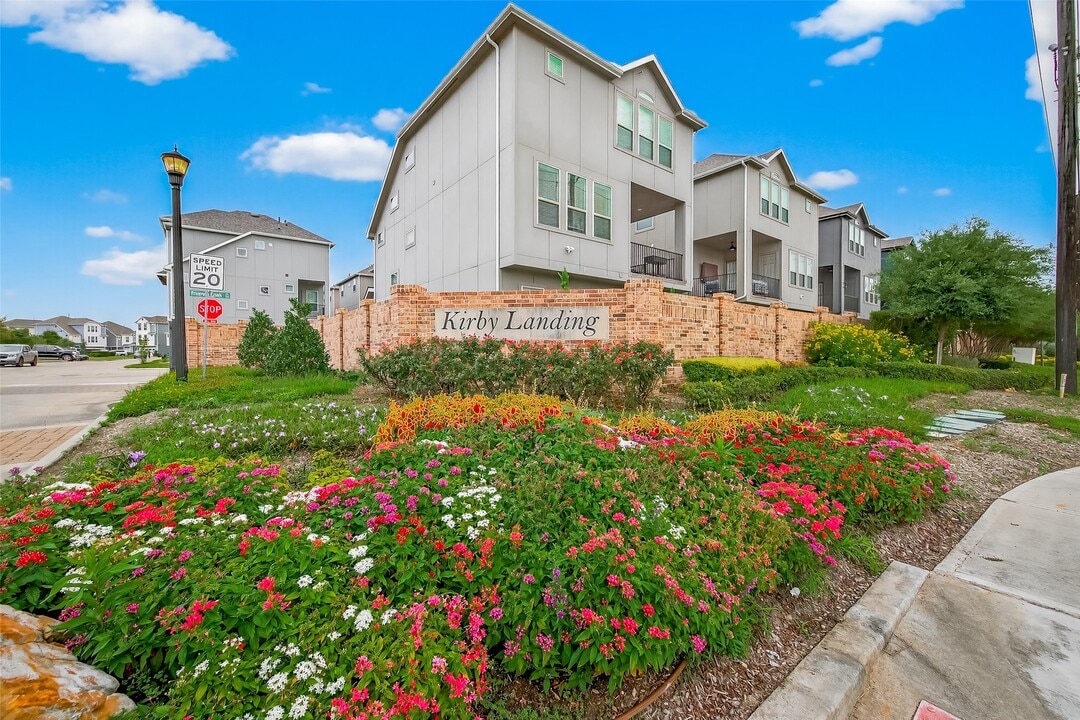 2013 Kirby Landing Dr in Houston, TX - Building Photo