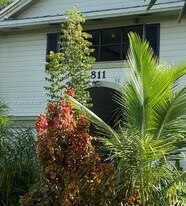 811 NE 199th St in Miami, FL - Building Photo