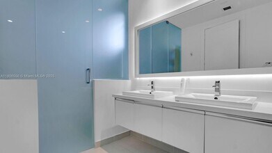 10545 NW 66th St in Doral, FL - Building Photo - Building Photo
