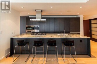 180 University Ave in Toronto, ON - Building Photo - Building Photo