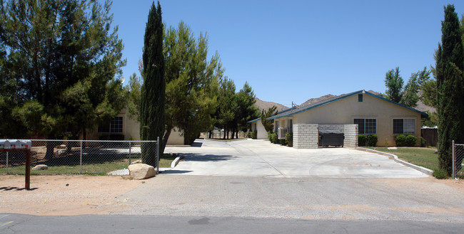 15512 Kiamichi Rd in Apple Valley, CA - Foto de edificio - Building Photo