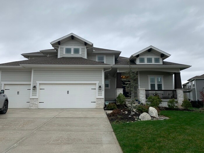 16620 S Schweiger Dr in Olathe, KS - Building Photo