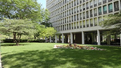 1450 E 55th Pl, Unit 1025 S in Chicago, IL - Foto de edificio - Building Photo