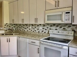 5675 NW 109th Ave, Unit 40 in Doral, FL - Building Photo - Building Photo