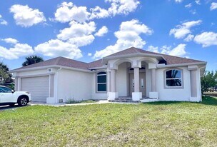 55 Rotonda Cir in Rotonda West, FL - Building Photo