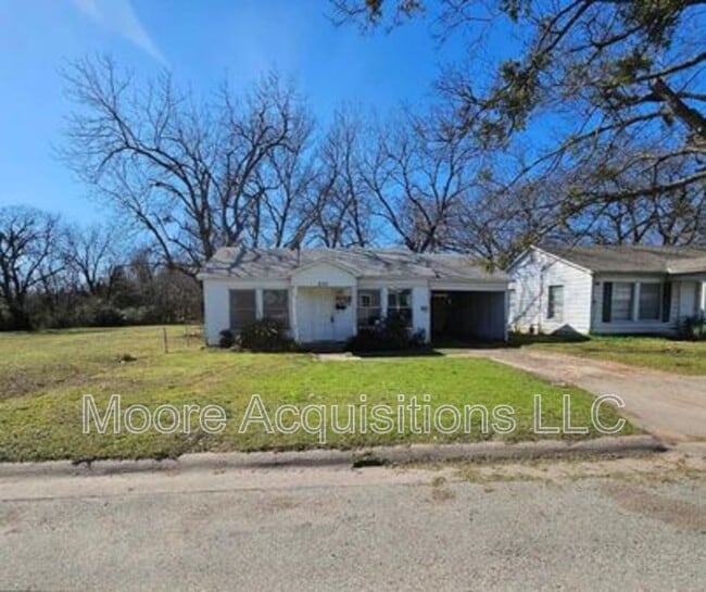 property at 830 S Lyon St