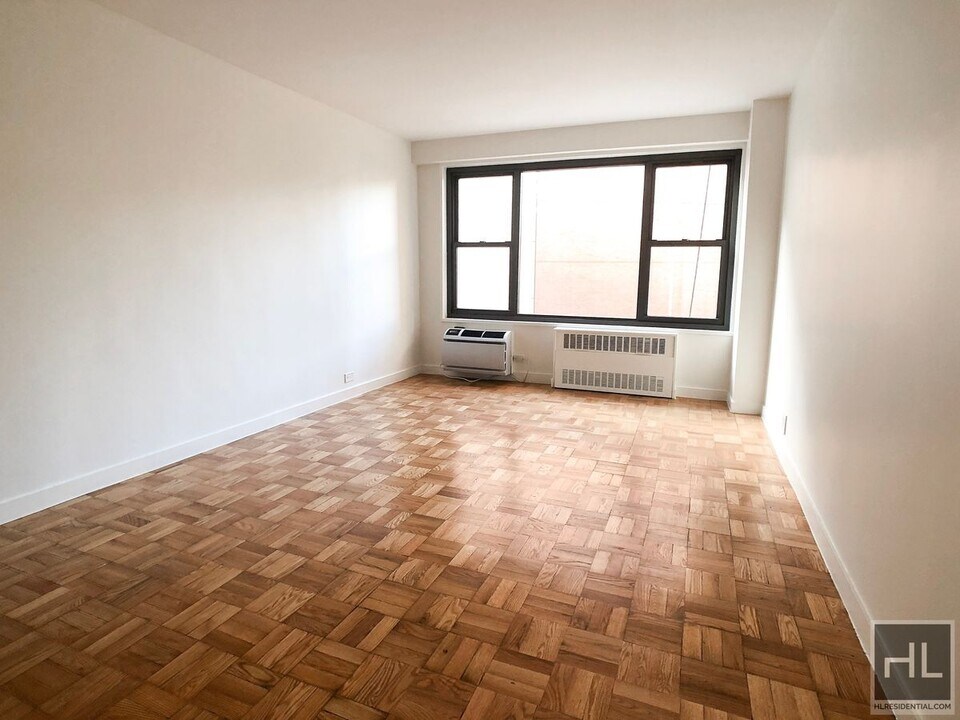 Fourth Avenue in New York, NY - Building Photo