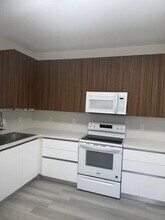 2179 Hacienda Terrace in Weston, FL - Foto de edificio - Building Photo