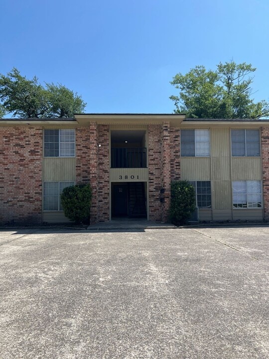 3801 Kirkman St in Lake Charles, LA - Building Photo