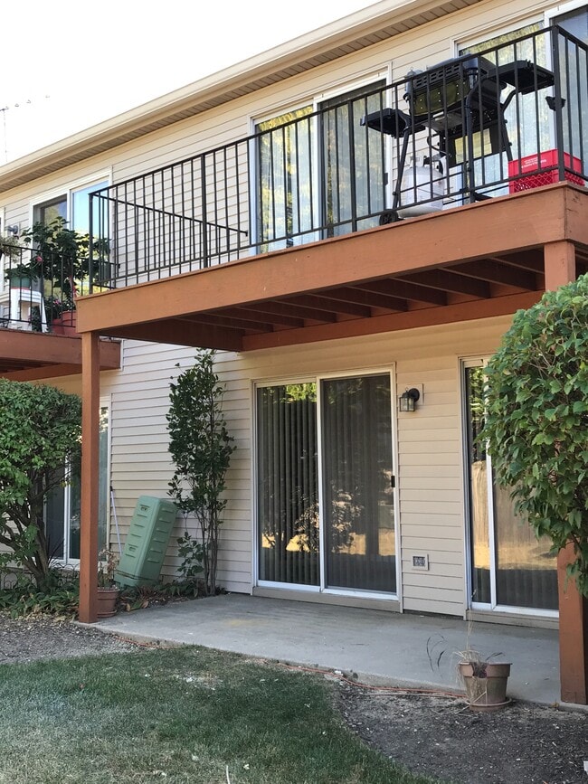 7010 Newport Dr in Woodridge, IL - Building Photo - Building Photo