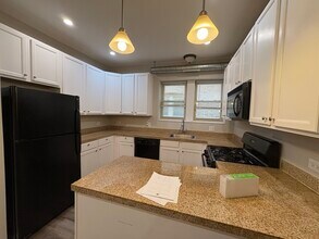 1649 W Pratt Blvd in Chicago, IL - Building Photo - Building Photo